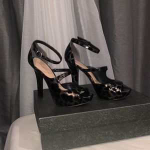 VÍA SPIGA LEATHER PLATFORM HEELS BLACK/GOLD COLOR